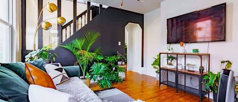 Smart TV, Netflix, Hulu, streaming services