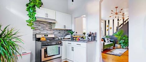 Een koelkast, een microgolfoven, een oven, een kookplaat