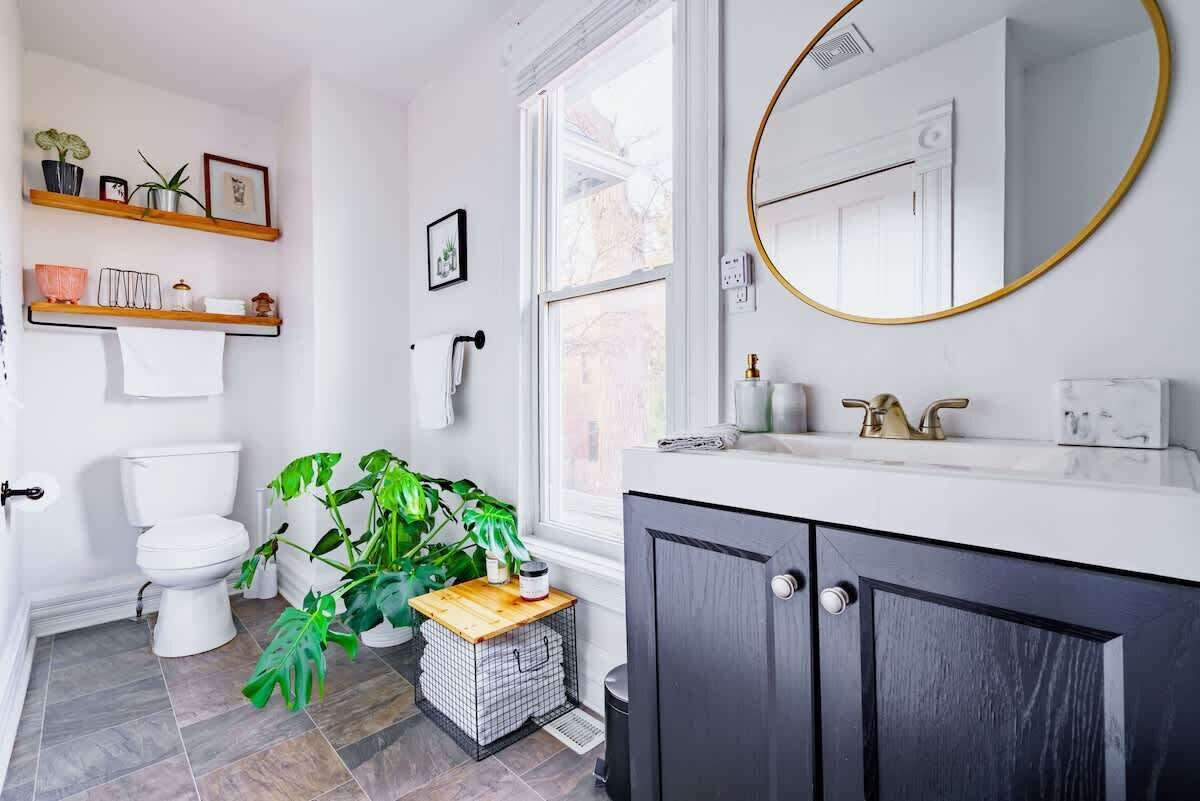 Douche, articles de toilette écologiques, sèche-cheveux