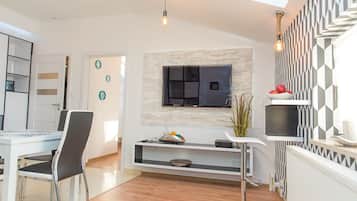 Appartamento Comfort | Area soggiorno | TV a schermo piatto 50 pollici con canali digitali, TV LED