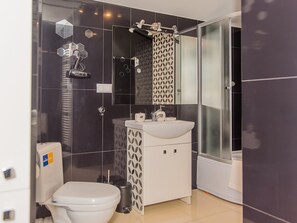 Comfort Apartment | Bathroom | Shower, rainfall showerhead, hair dryer, towels - Easy Rent Apartments - LOFT (Lublin)