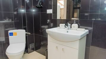 Comfort Apartment | Bathroom | Shower, rainfall showerhead, hair dryer, towels