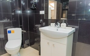 Apartamento conforto | Banheiro | Chuveiro, chuveiro com efeito de chuva, secador de cabelo 