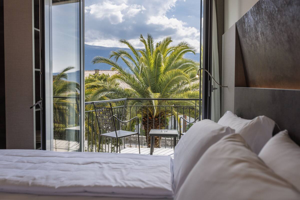 room, 1 king bed | balcony