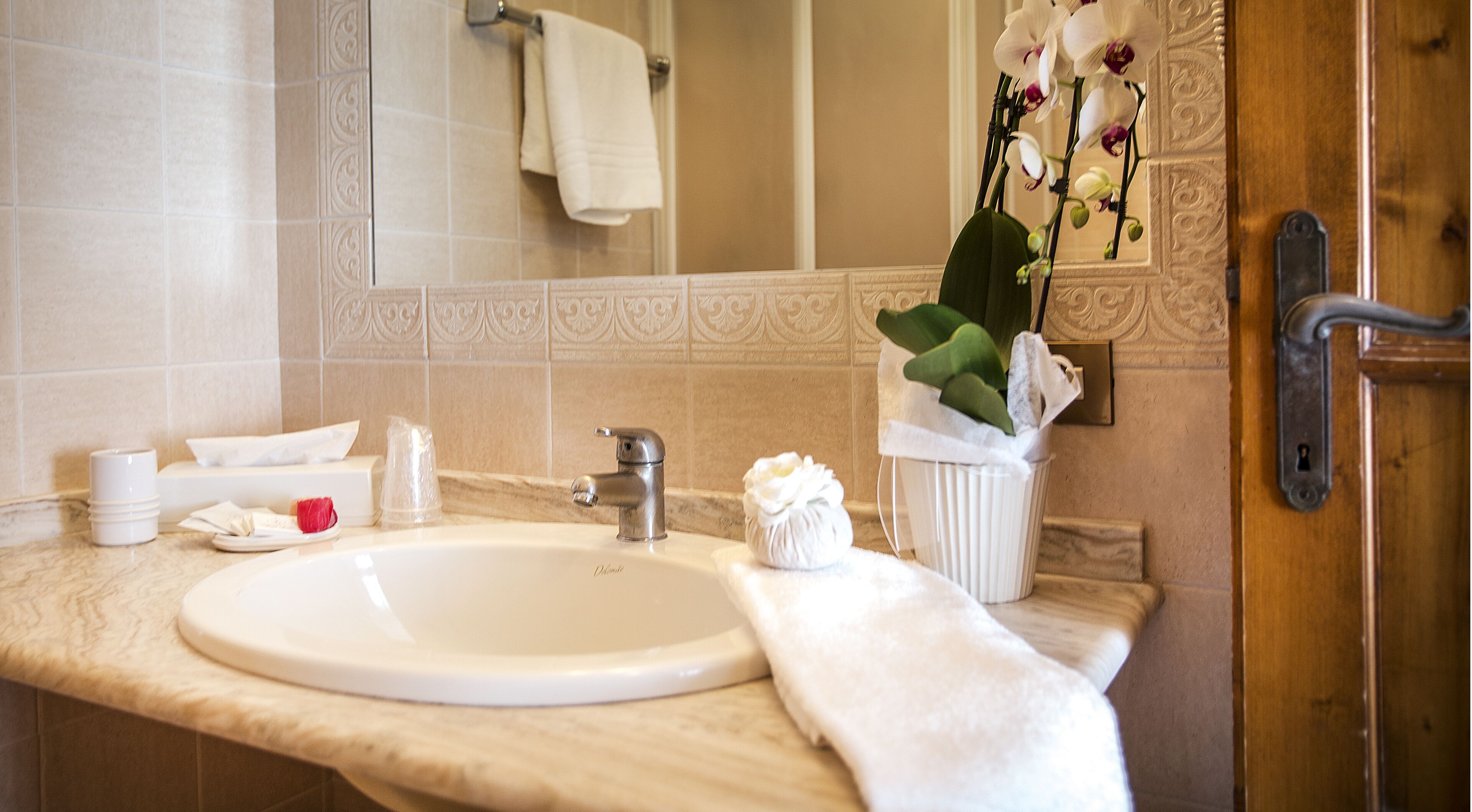 superior double room, lake view | bathroom sink