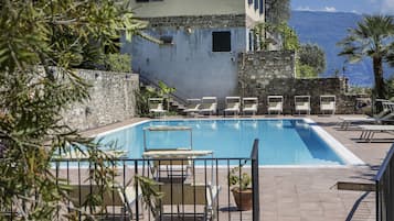 Piscina stagionale all'aperto, lettini