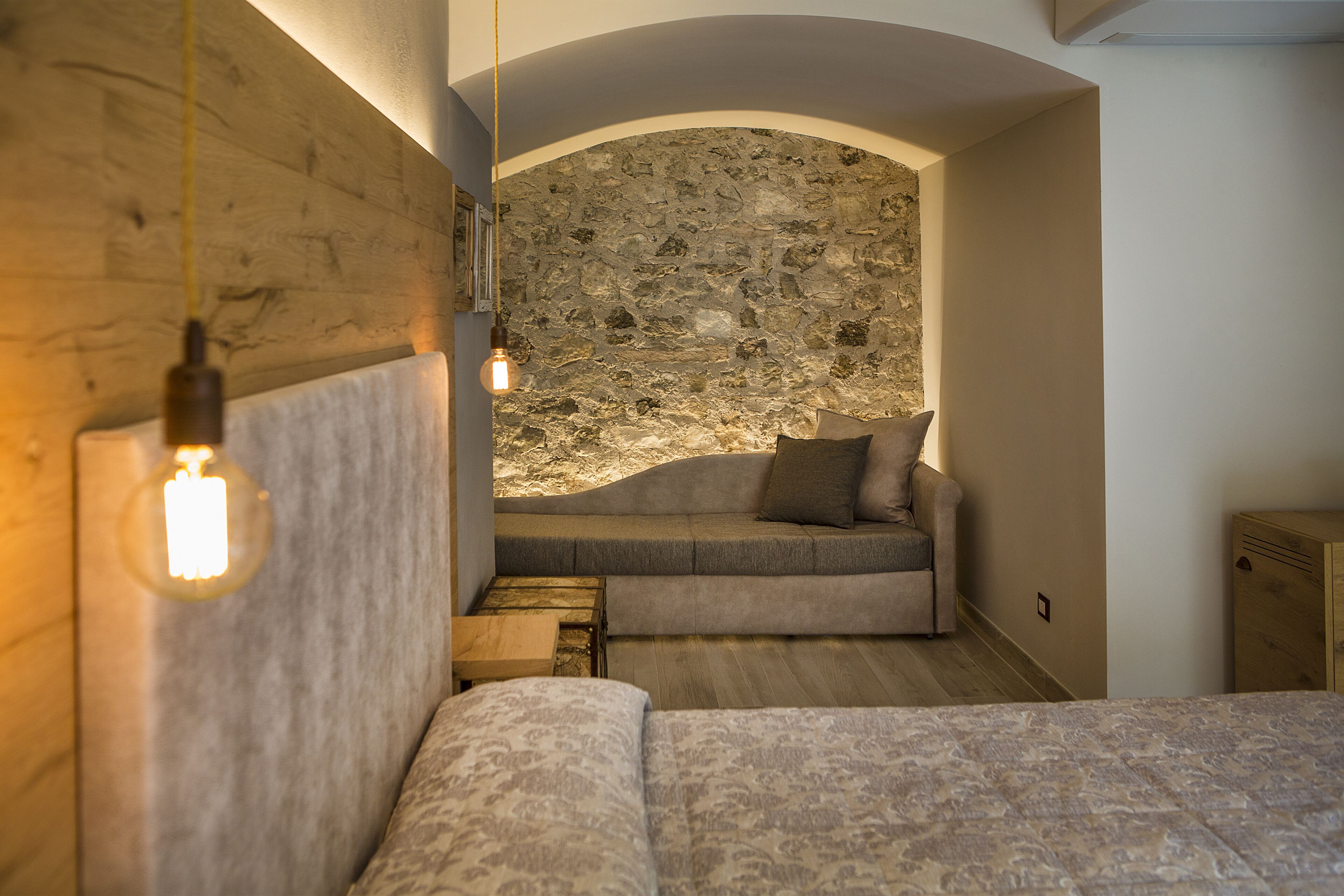 superior double room | in-room safe, individually decorated, individually furnished, desk