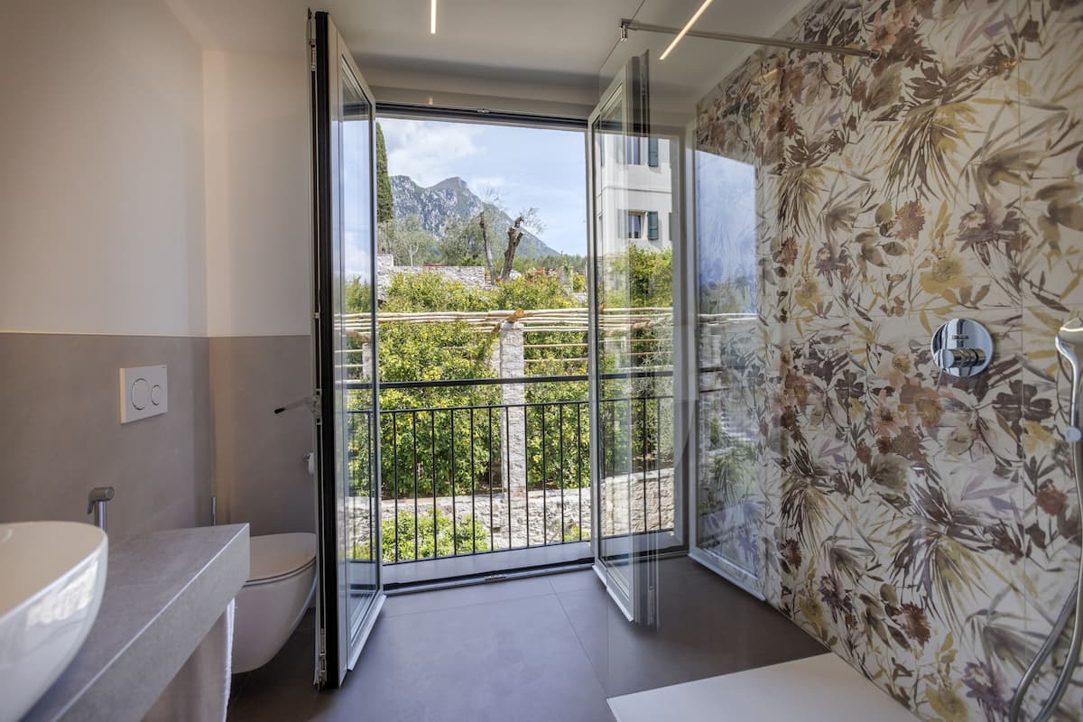 panoramic room, 1 king bed | bathroom | shower, hair dryer, towels, soap