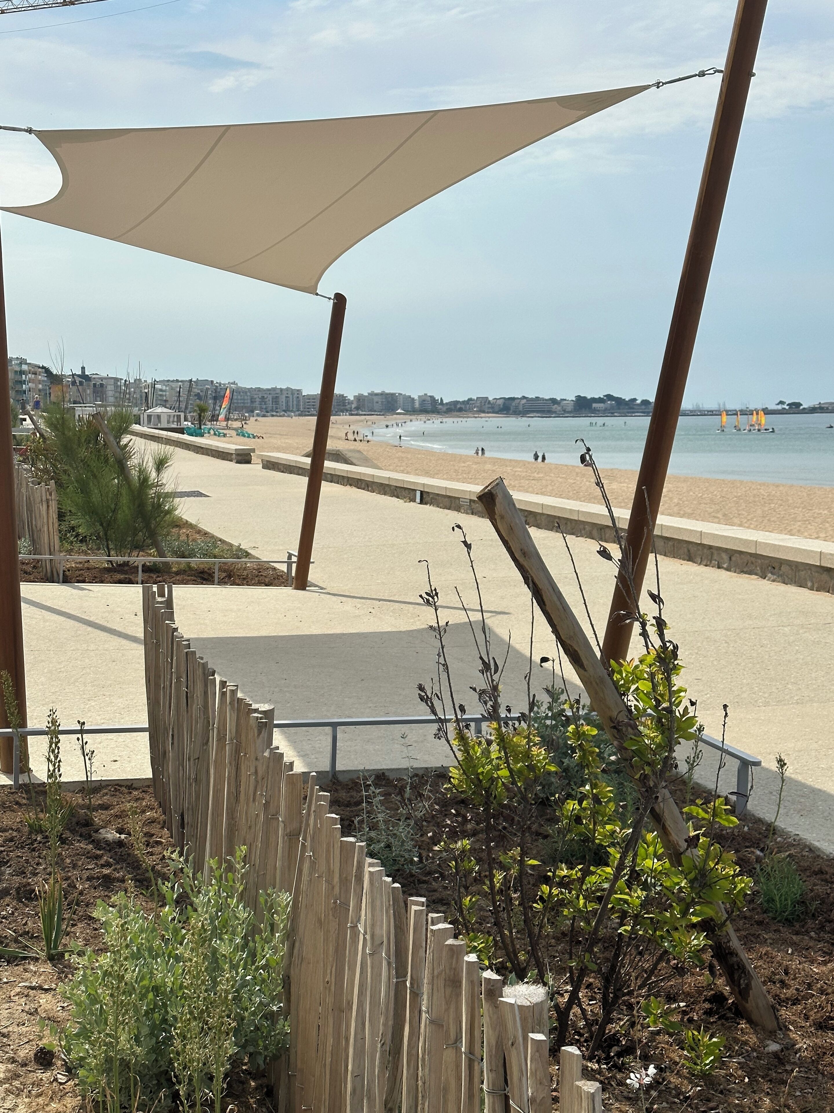 En la playa y camastros 