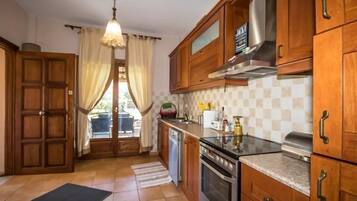 Villa, 3 chambres | Cuisine privée | Grand réfrigérateur, four, plaque de cuisson, lave-vaisselle