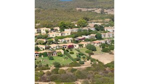 A hillside village with stone buildings, green gardens, and a clear view of distant mountains. - Cosy apartment in villa for 6 people with A/C, TV, terrace and pets allowed (Castiadas)