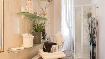 Shower, hair dryer, bidet, towels