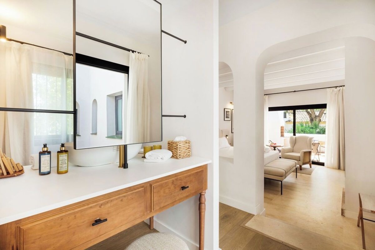 Ropa de cama de alta calidad, minibar, caja fuerte y cortinas opacas
