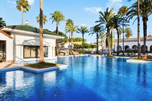 Una piscina al aire libre de temporada (de 11:00 a 20:00), sombrillas