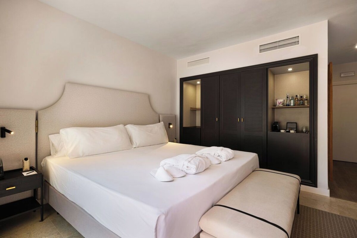 Ropa de cama de alta calidad, minibar, caja fuerte y cortinas opacas