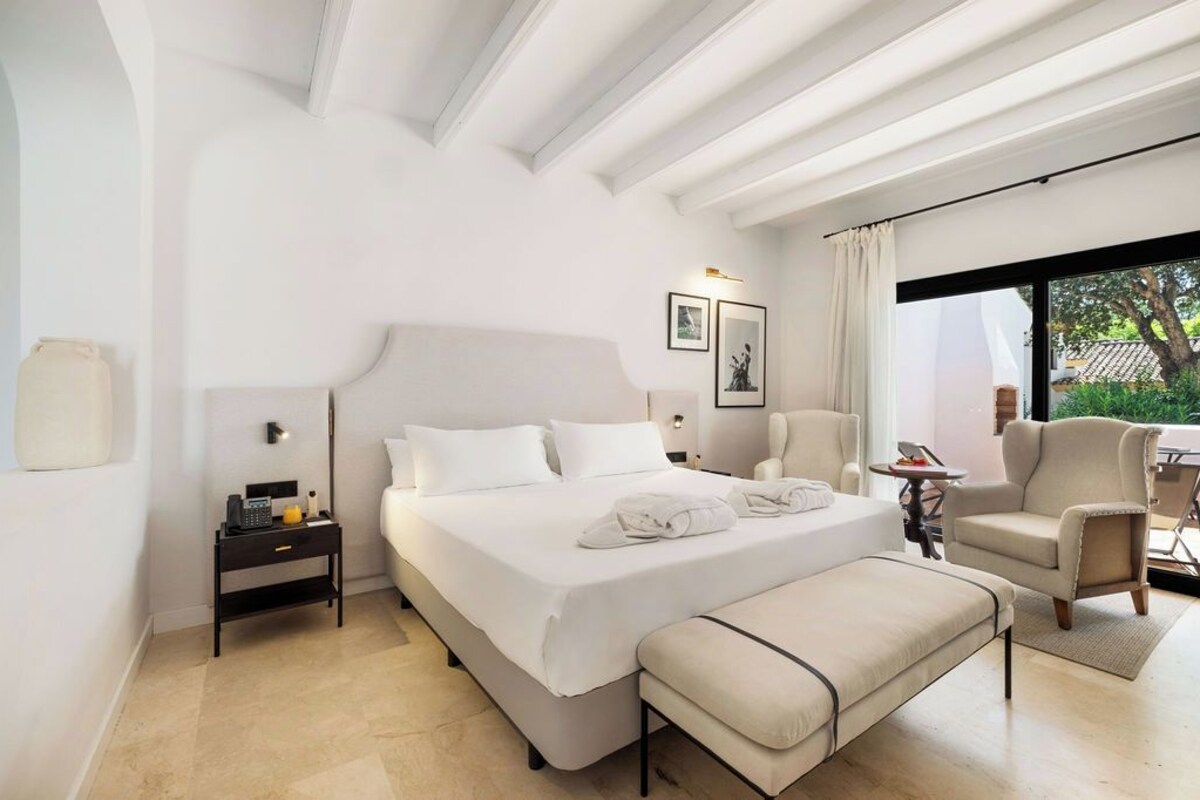 Ropa de cama de alta calidad, minibar, caja fuerte y cortinas opacas