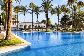 Una piscina al aire libre de temporada (de 11:00 a 20:00), sombrillas