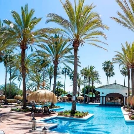 Una piscina al aire libre de temporada, sombrillas. Hotel Inmood San Roque