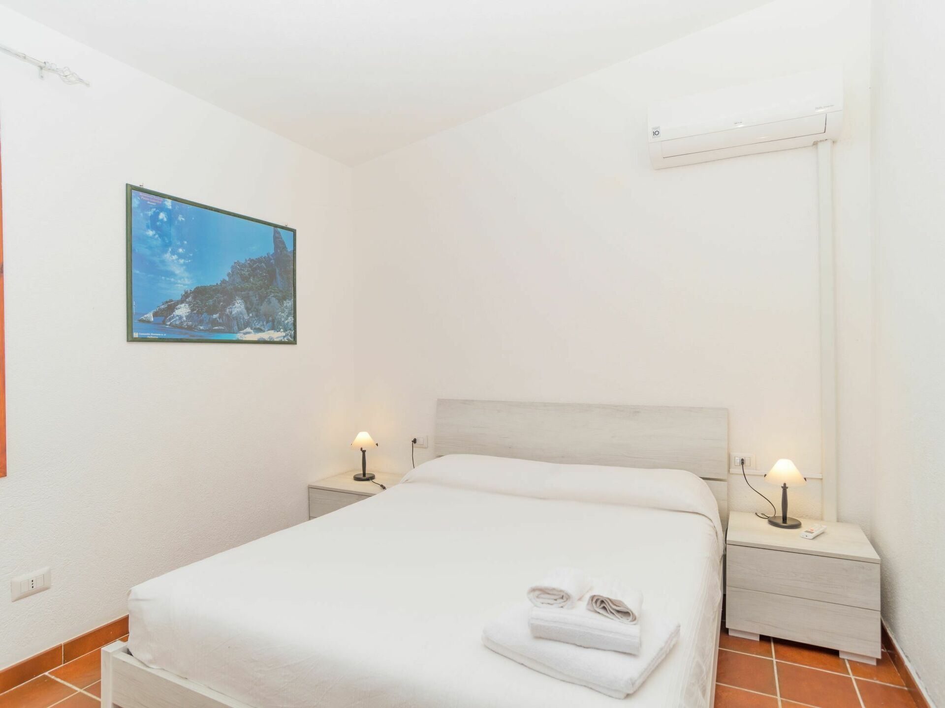 4 室のベッドルーム、旅行用ベビーベッド