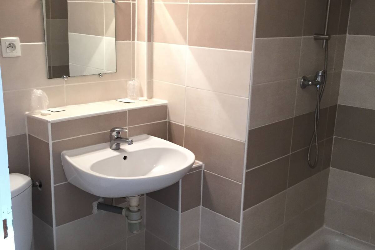 shower, towels, soap, shampoo