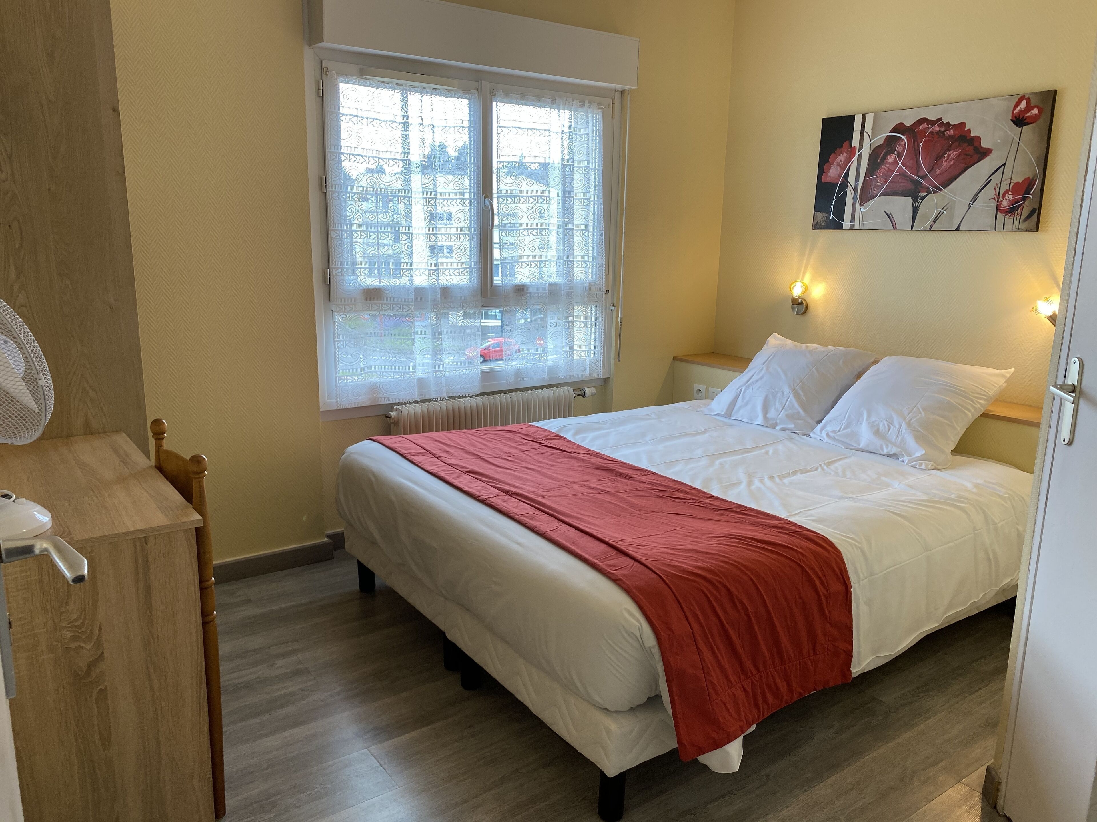 Minibar, desk, free WiFi, bed sheets