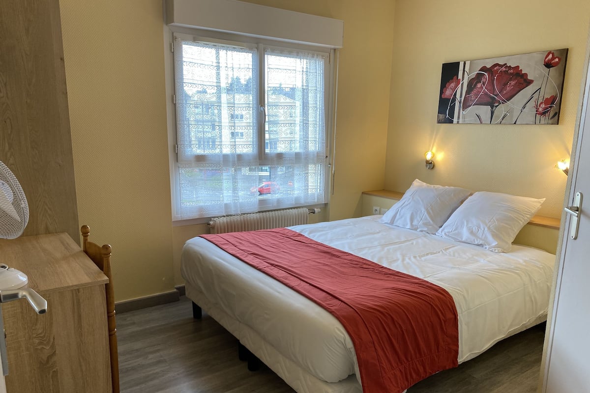 Een minibar, een bureau, gratis wifi, beddengoed