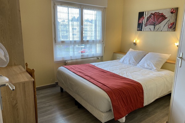 Bar mini, meja, Wi-fi percuma, cadar katil