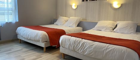 Habitación cuádruple Confort | Minibar, escritorio, wifi gratis y ropa de cama