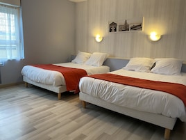 Quarto quádruplo conforto | Frigobar, escrivaninha, Wi-Fi de cortesia, roupa de cama