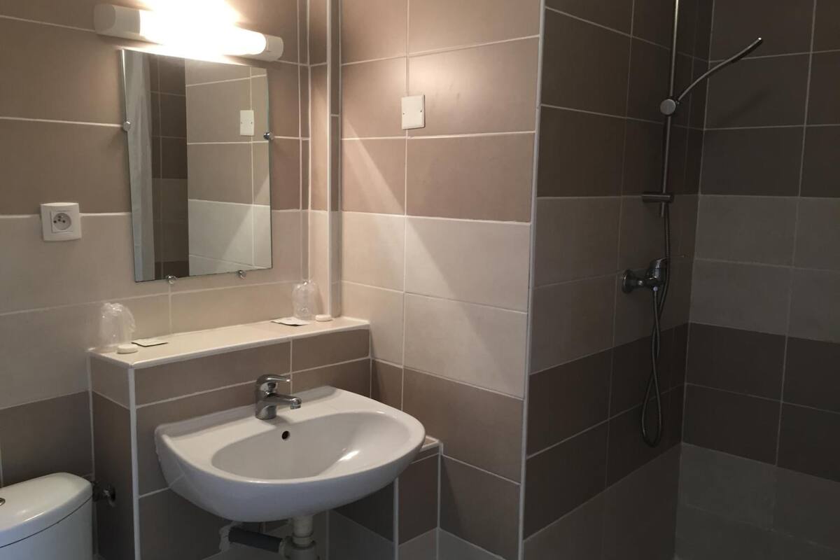 shower, towels, soap, shampoo