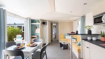 Superior Mobile Home, 4 Bedrooms | Living area | Flat-screen TV, table tennis