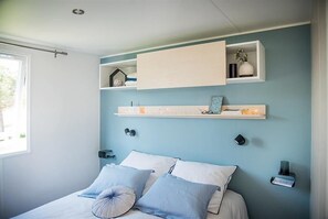 Televisor de pantalla plana i taula de tennis de taula 