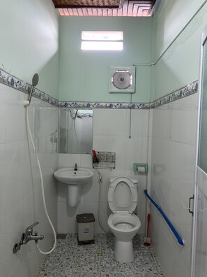 Standard Double Room, 1 Bedroom, Non Smoking, River View | Bathroom | Shower, free toiletries, slippers, towels