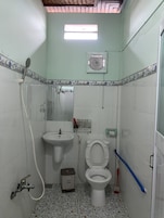 Ducha, artículos de tocador gratuitos, pantuflas, toallas