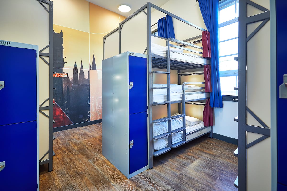 Cortinas blackout, wifi gratis y ropa de cama