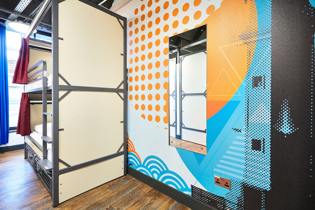 Cortinas blackout, wifi gratis y ropa de cama