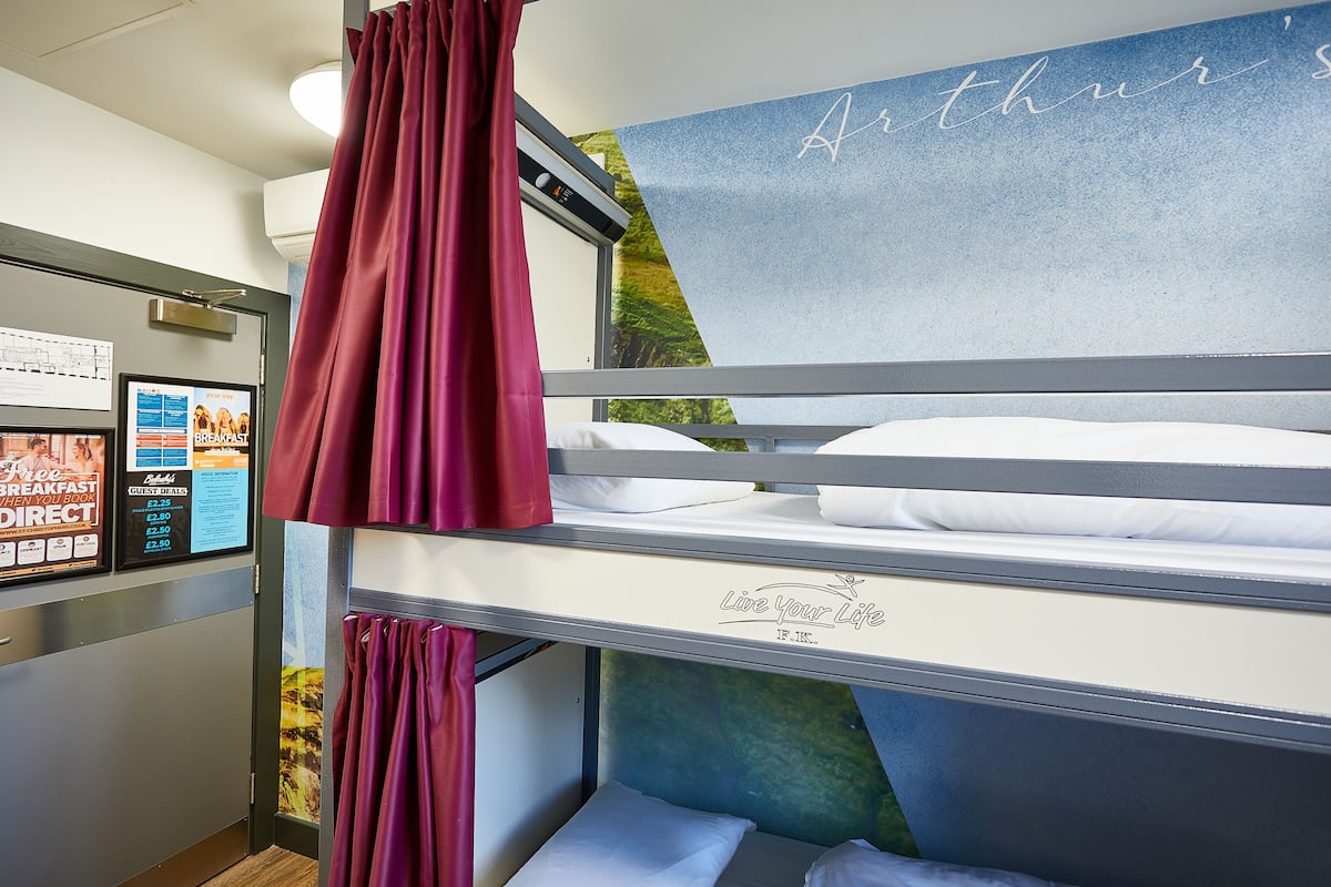 Cortinas blackout, wifi gratis y ropa de cama