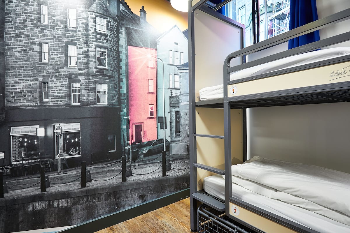 Cortinas blackout, wifi gratis y ropa de cama