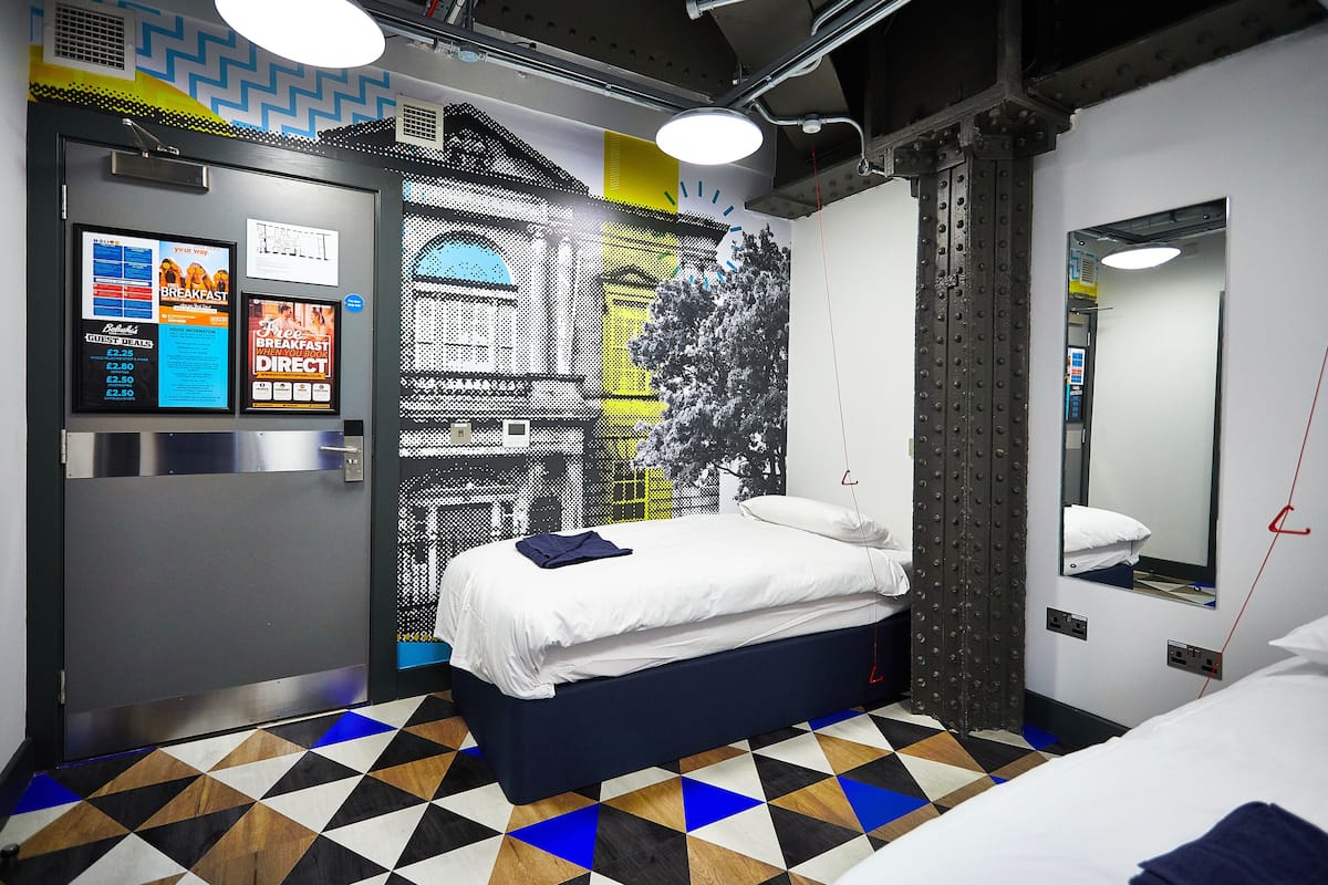 Cortinas blackout, wifi gratis y ropa de cama