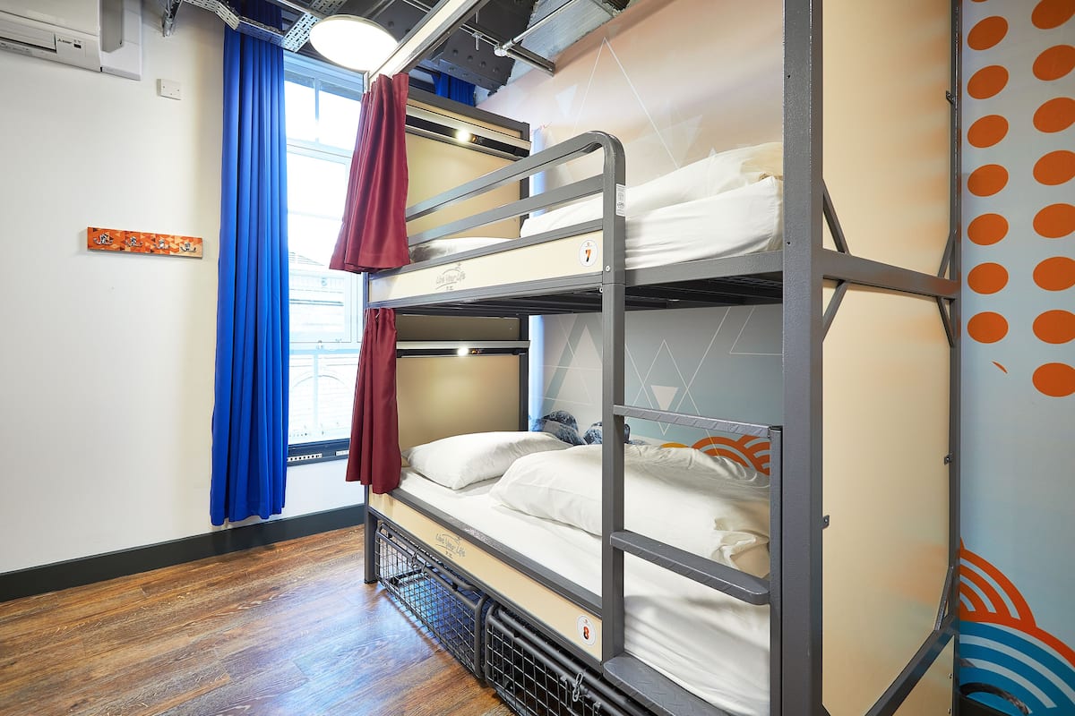 Cortinas blackout, wifi gratis y ropa de cama