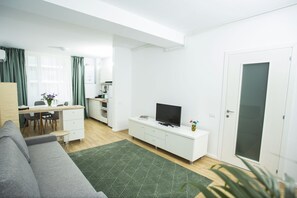 Basic-Apartment | Wohnbereich | 82-cm-Smart-TV mit Kabelempfang, Fernseher