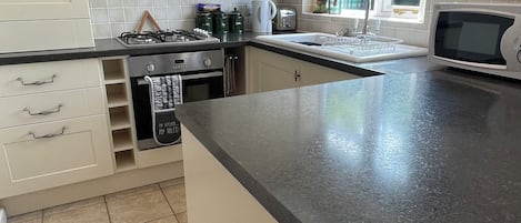 Geladeira, micro-ondas, fogão, cooktop