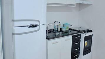 Geladeira, micro-ondas, talheres/pratos/utensílios de cozinha