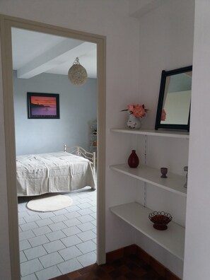 2 chambres, fer et planche à repasser, Wi-Fi, draps fournis