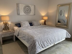 2 chambres, coffres-forts dans les chambres, fer et planche à repasser