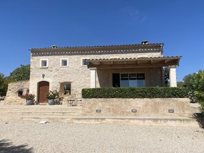 المنشأة من الخارج