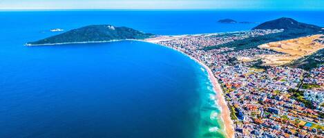 Perto da praia, espreguiçadeiras