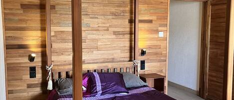 1 habitación, tabla de planchar con plancha, wifi gratis y ropa de cama