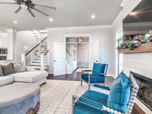 TV connectée, cheminée, lecteur de DVD