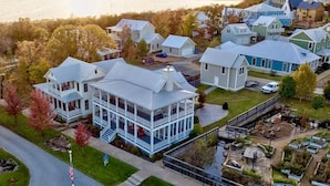 Un barrio residencial con casas, un muelle y un lago.